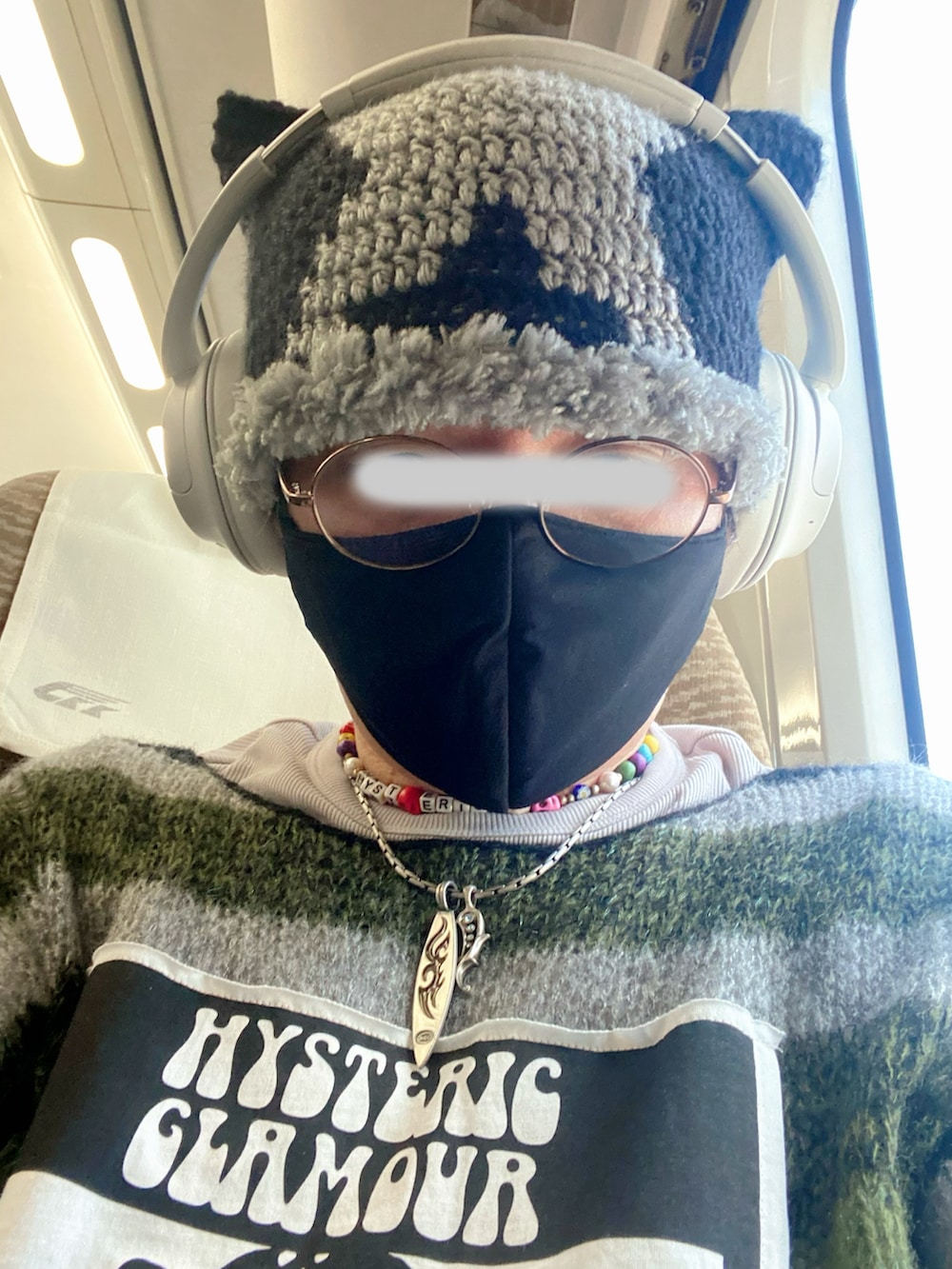 グリーン系のニット/セーター、ブルー系のデニムパンツ、ブラック系のショルダーバッグを着用したメンズの秋コーディネートの5枚目の写真