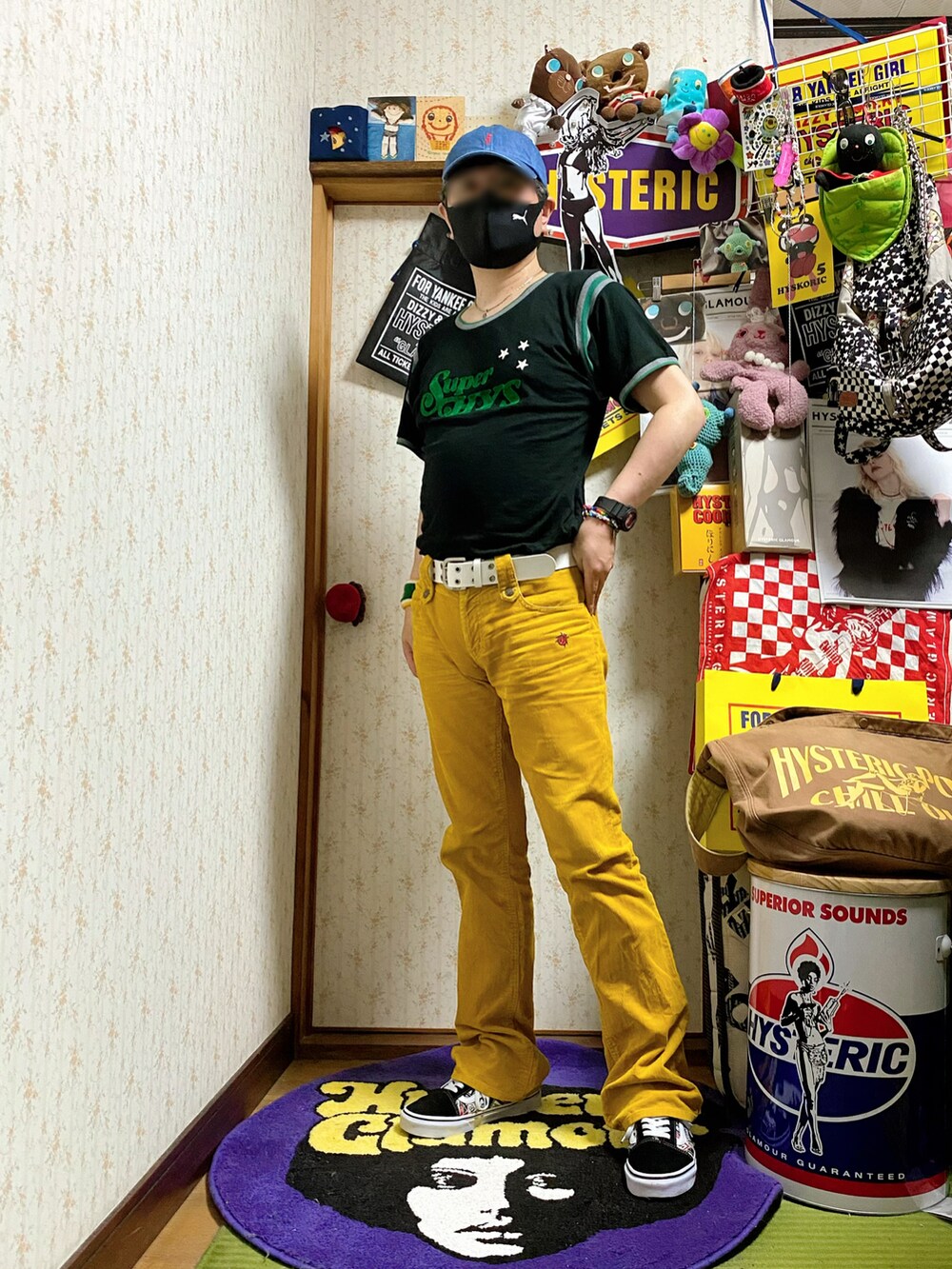 ブラック系のTシャツ/カットソー、イエロー系のその他パンツ、ブラック系のスニーカーを着用したメンズの春コーディネートの2枚目の写真