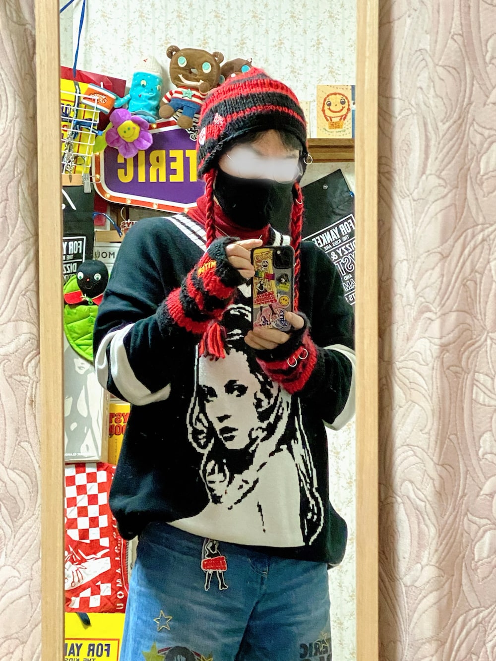 ブラック系のニット/セーター、ブルー系のデニムパンツ、ブラック系のスニーカーを着用したメンズの冬コーディネートの5枚目の写真