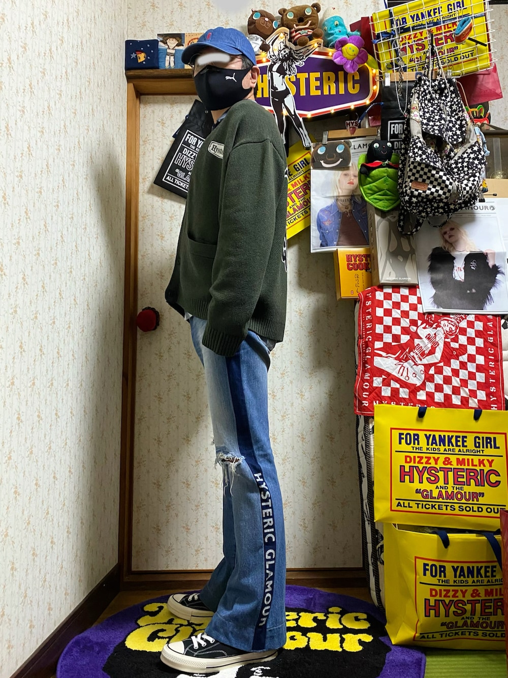 ブルー系のシャツ/ブラウス、グリーン系のカーディガン/ボレロ、ブルー系のデニムパンツを着用したメンズの秋コーディネートの4枚目の写真