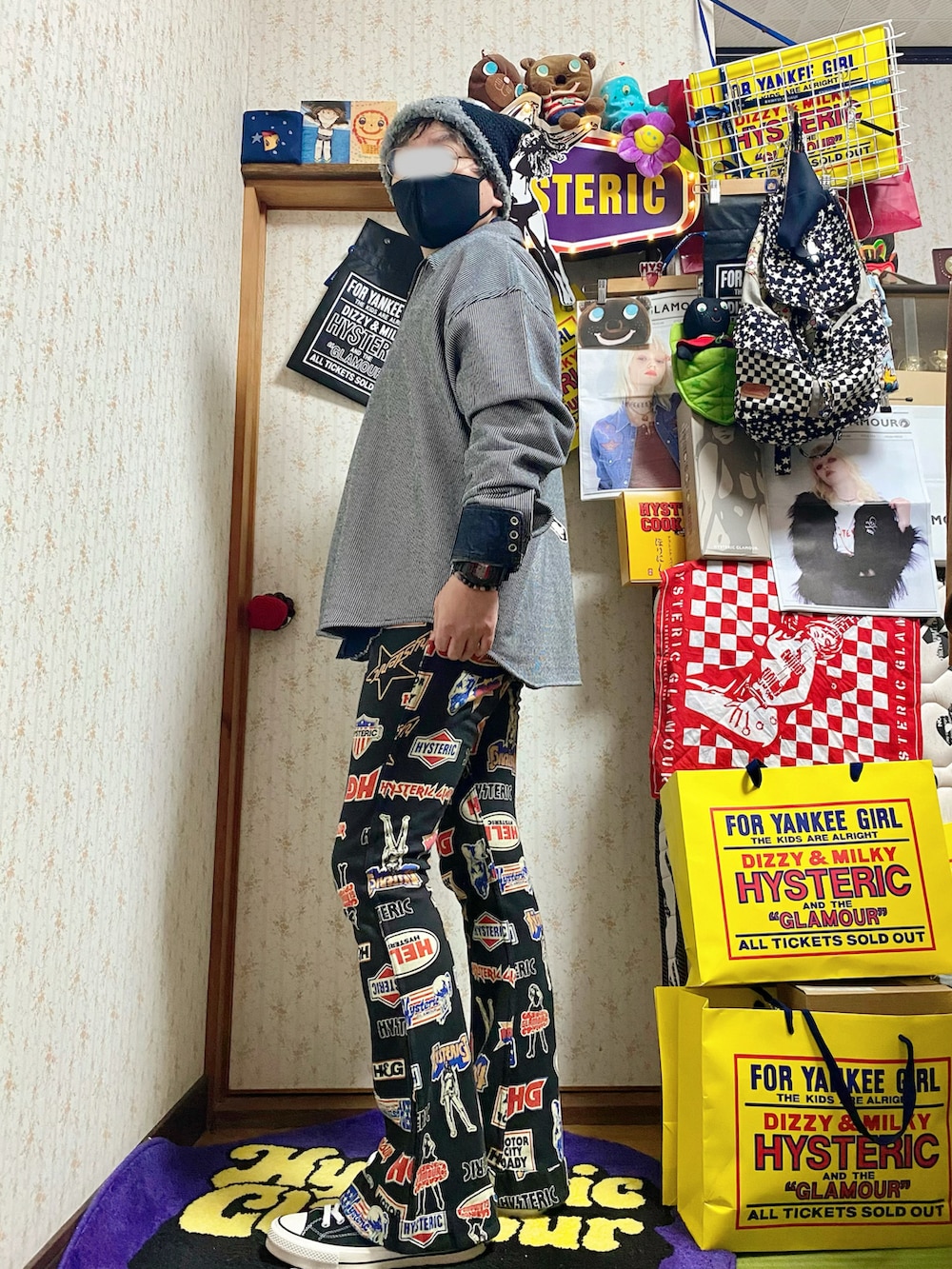 グレー系のネクタイ、ブルー系のポロシャツ、その他のその他パンツを着用したメンズの冬コーディネートの3枚目の写真