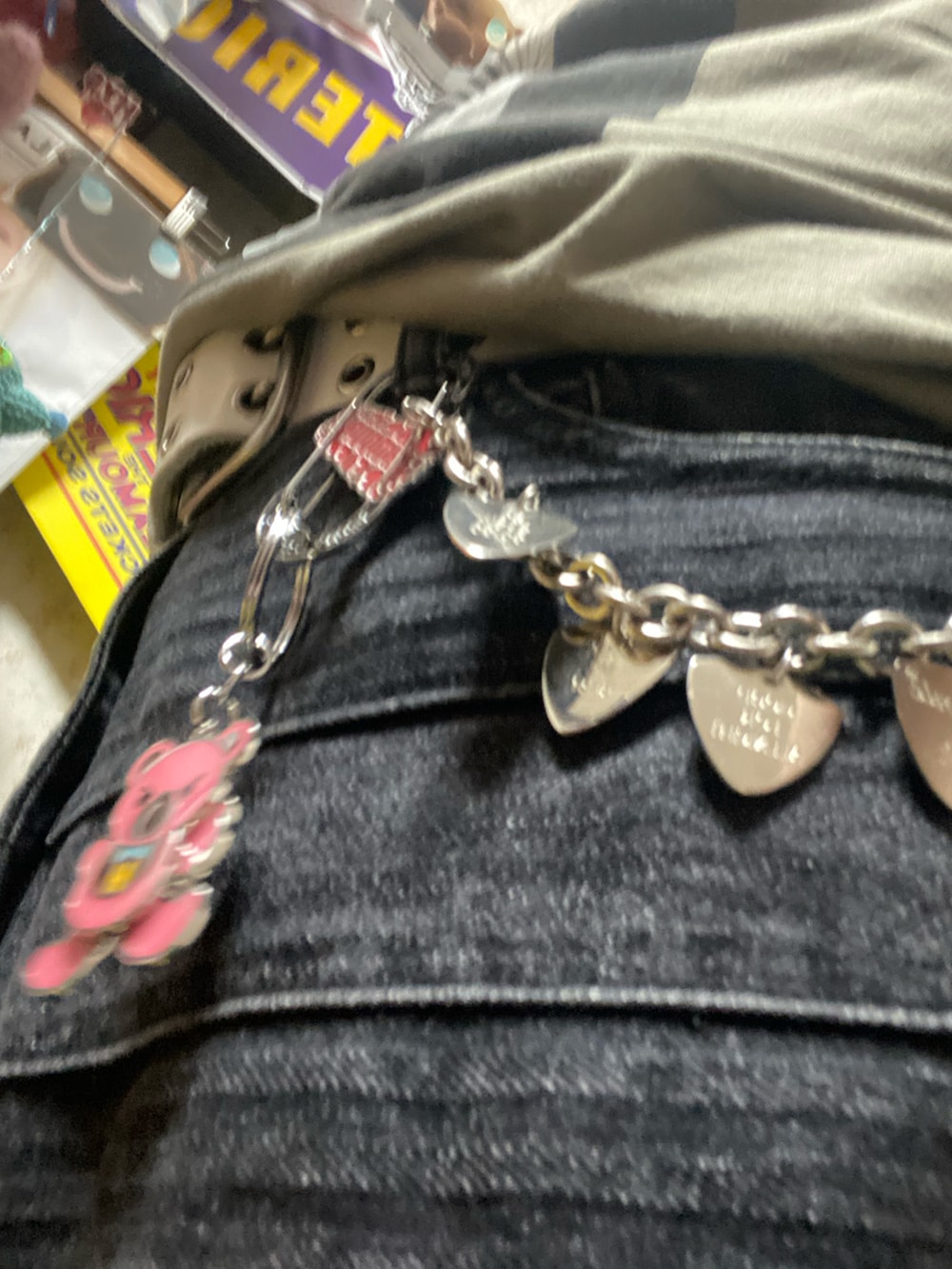 グリーン系のTシャツ/カットソー、ブラック系のデニムパンツ、ブラック系のサンダルを着用したメンズの夏コーディネートの2枚目の写真