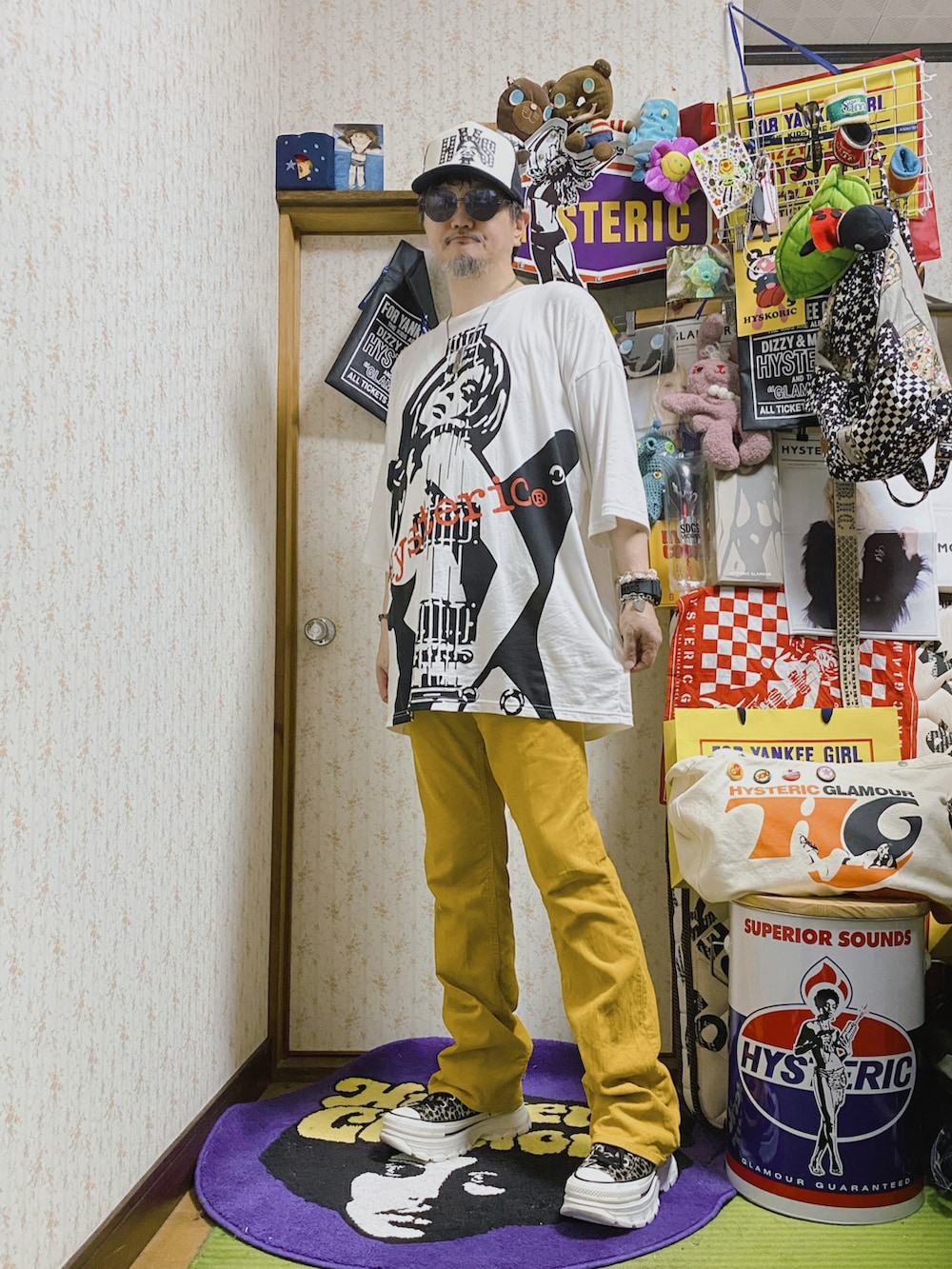 「ヒステリックグラマー、Hysteric Glamour、hysteric glamour、ギターガール、オーバーサイズ、ワンピース、夏コーデ、休日スタイル、ゆるコーデ、きれいめカジュアル、厚底シューズ、フレアパンツ、キャップ、シンプルスタイル、ビッグシルエット」｜「HYSTERIC GLAMOURのGUITAR GIRL ワンピース（ワンピース、ホワイト系）」を使った、majxjamさん（メンズ・172cm）の夏コーディネートの3枚目の写真
