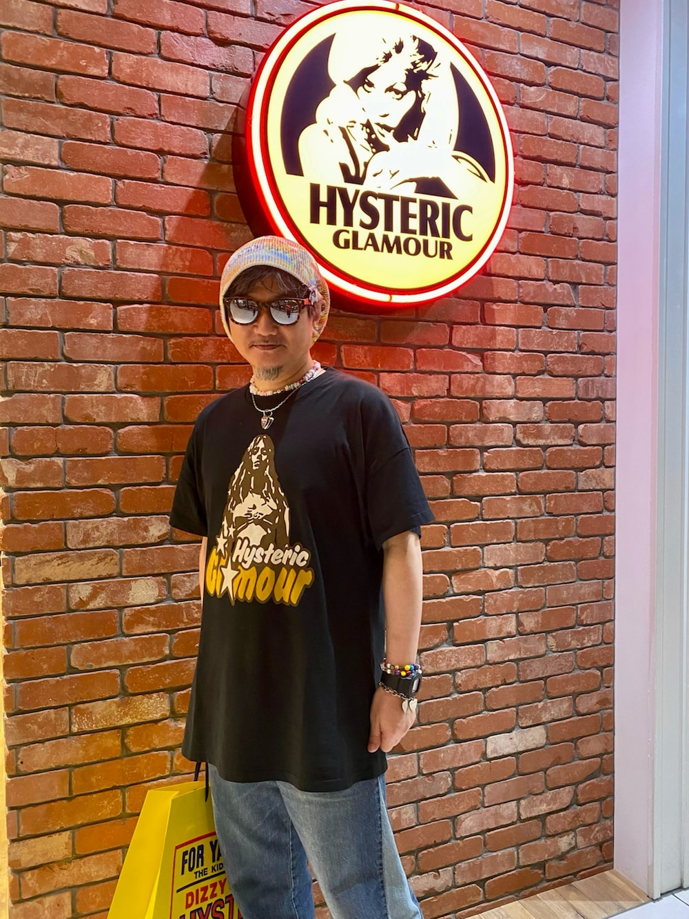 「ヒステリックグラマー、Hysteric Glamour、hysteric glamour、ビッグシルエット、シンプルコーデ、ビーニー、レオパード、厚底シューズ、Tシャツ、夏コーデ、休日スタイル、フレアパンツ、ラクチンコーデ、ストリート、y2k」|「HYSTERIC GLAMOURのBAD ASS MAMA オーバーサイズTシャツ(Tシャツ/カットソー、ブラック系)」を使った、majxjamさん(メンズ・172cm)の夏コーディネートの2枚目の写真
