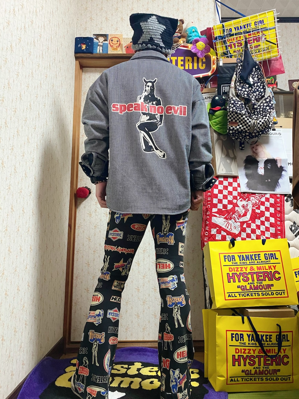 グレー系のネクタイ、ブルー系のポロシャツ、その他のその他パンツを着用したメンズの冬コーディネートの2枚目の写真