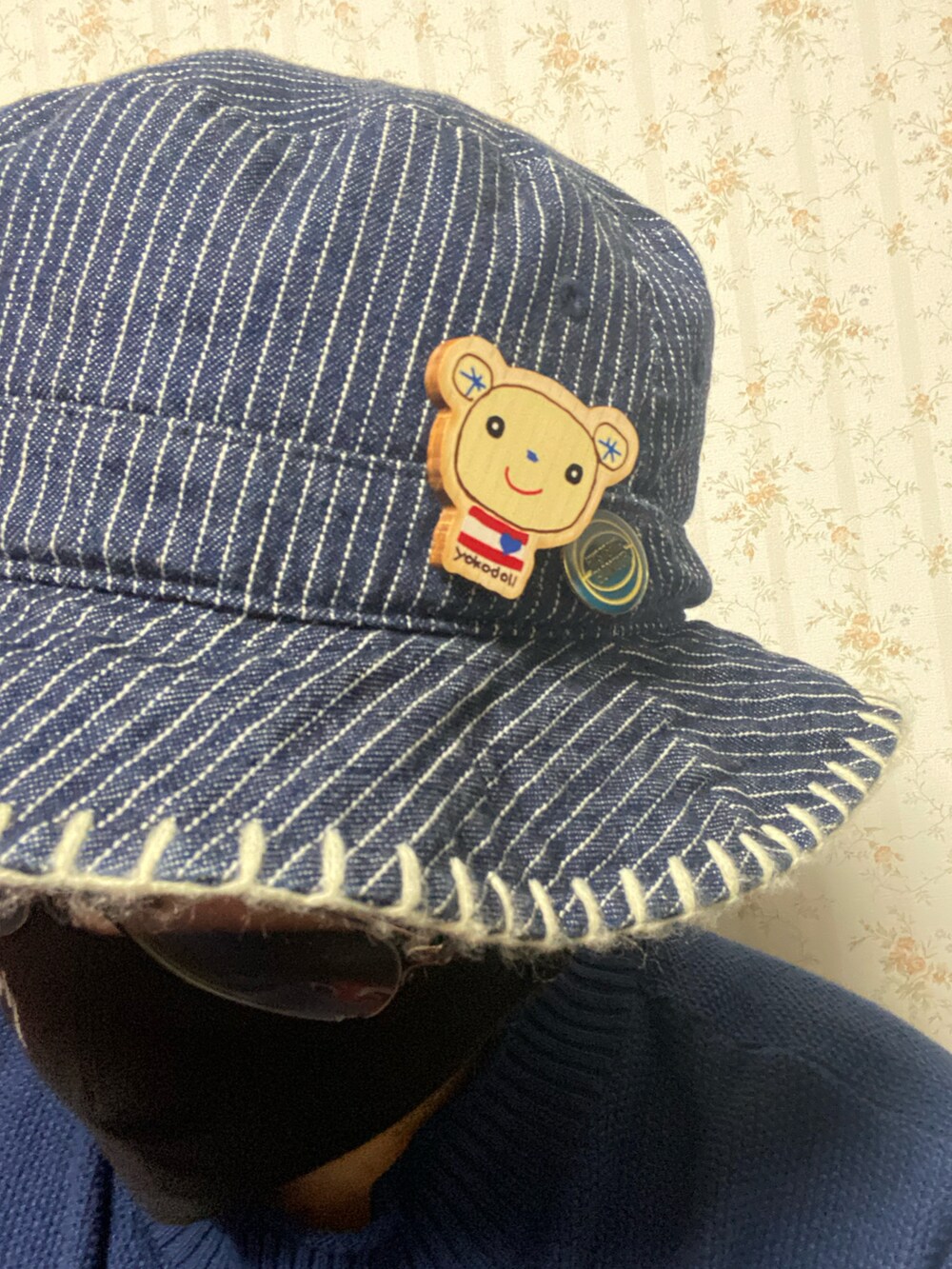 「春服デビュー宣言、休日コーデ、デニム、ニット、ヒステリックグラマー、Hysteric Glamour、コンバース、フレアパンツ、デニムオンデニム、インディゴ、グラデーション、yokodoll、トマトバード、しましまジャンボ!」|「yokodollのアイテム(ブローチ/コサージュ、ベージュ系)」を使った、majxjamさん(メンズ・172cm)の春コーディネートの2枚目の写真