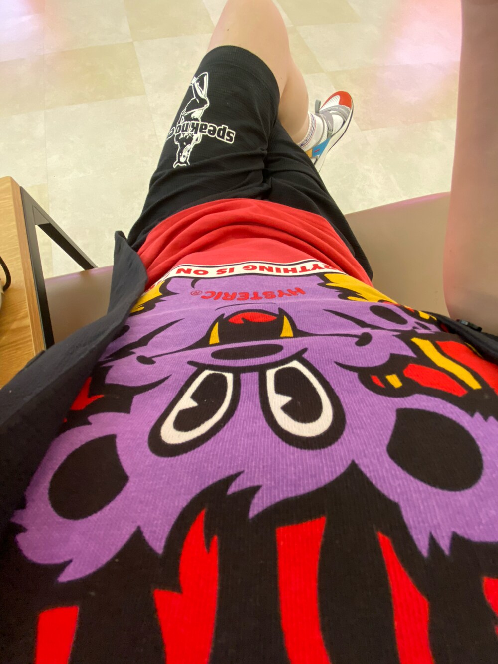 「ヒステリックグラマー、Hysteric Glamour、hysteric glamour、トリコロール、ボーダー、サンダル、フレアパンツ、プリントT、FIRE BEAR、休日スタイル、夏服、デニム、夏だ!Tシャツ着よう!、夏コーデ、キャップ」|「HYSTERIC GLAMOURのON FIRE Tシャツ(Tシャツ/カットソー、レッド系)」を使った、majxjamさん(メンズ・172cm)の夏コーディネートの3枚目の写真