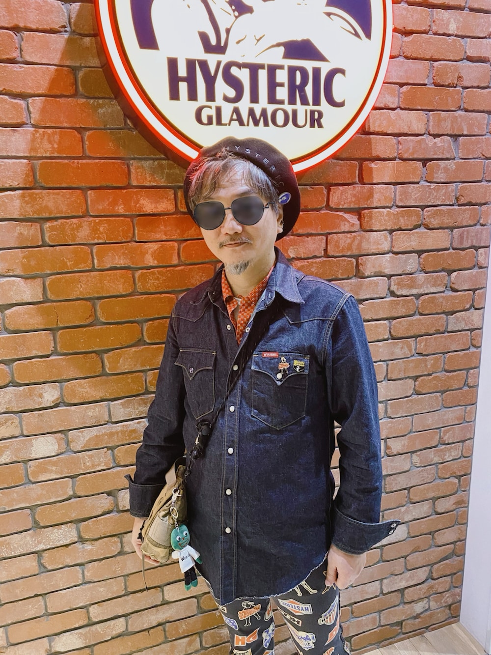 ブルー系のシャツ/ブラウス、その他のその他パンツ、レッド系のスニーカーを着用したメンズの秋コーディネートの2枚目の写真