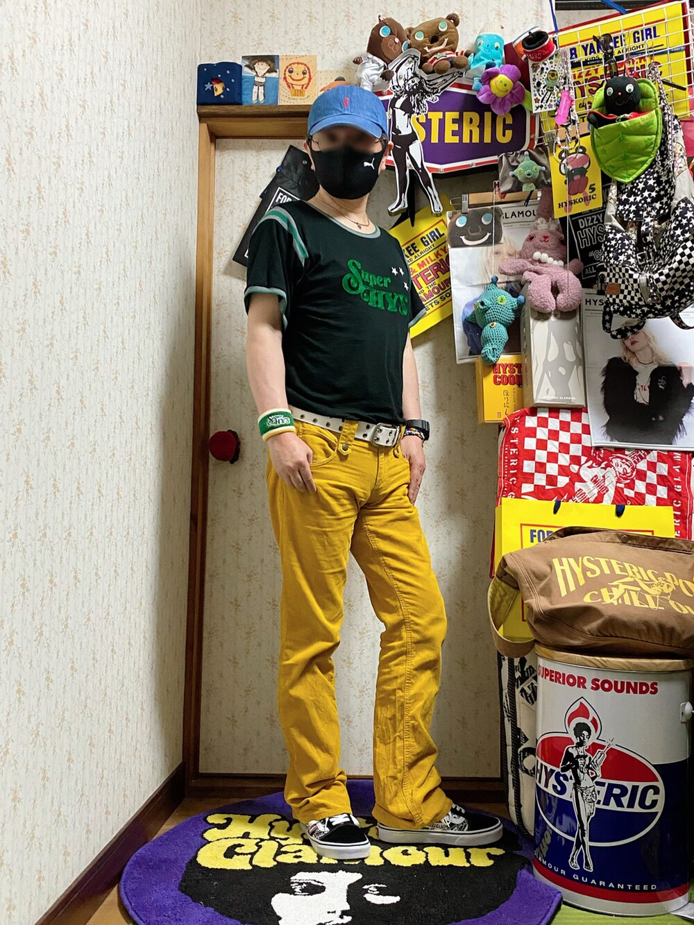 ブラック系のTシャツ/カットソー、イエロー系のその他パンツ、ブラック系のスニーカーを着用したメンズの春コーディネートの4枚目の写真