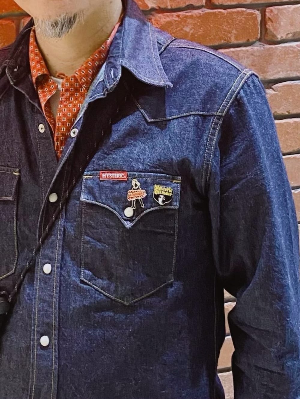 ブルー系のシャツ/ブラウス、その他のその他パンツ、レッド系のスニーカーを着用したメンズの秋コーディネートの3枚目の写真