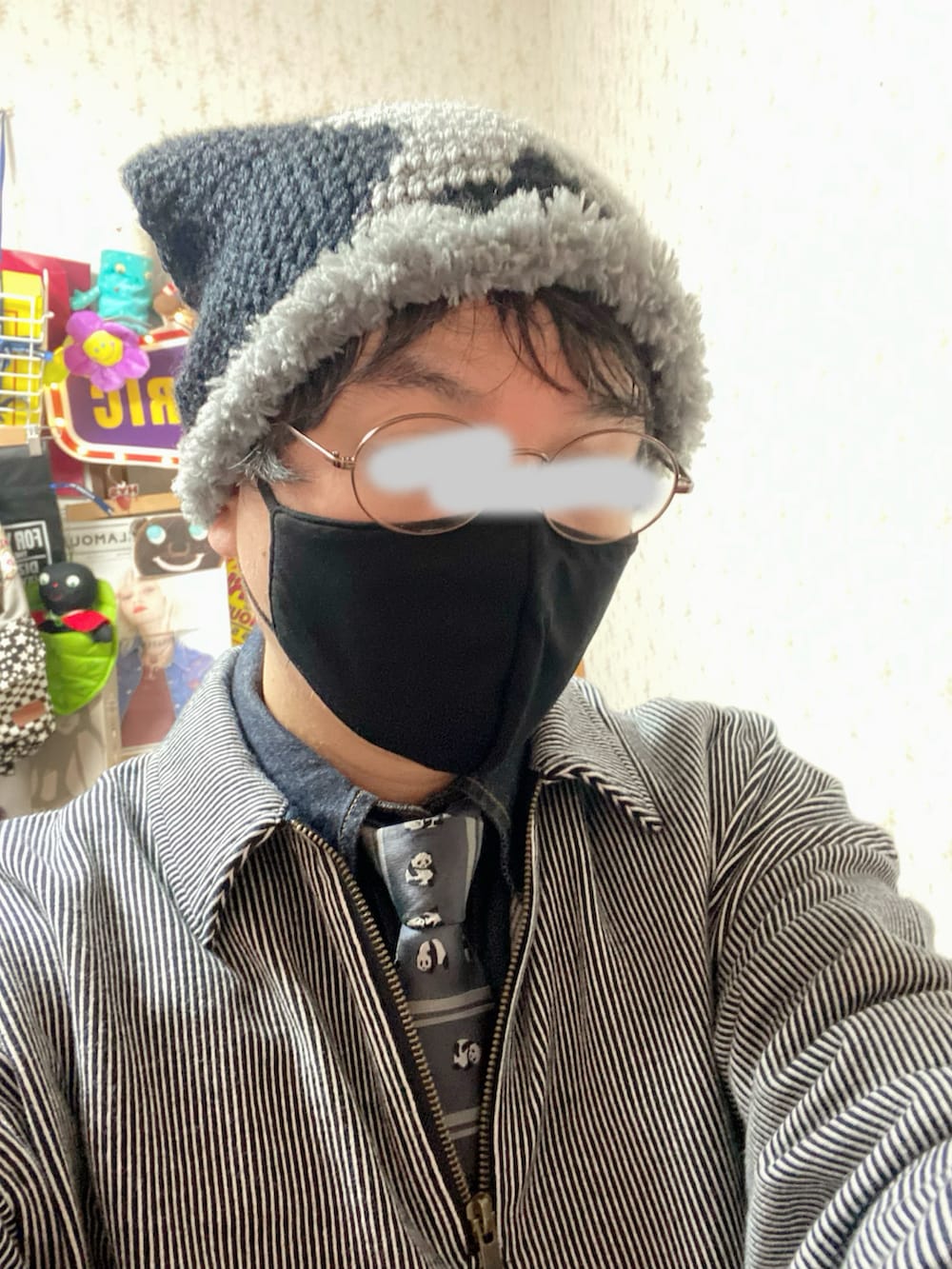 グレー系のネクタイ、ブルー系のポロシャツ、その他のその他パンツを着用したメンズの冬コーディネートの5枚目の写真