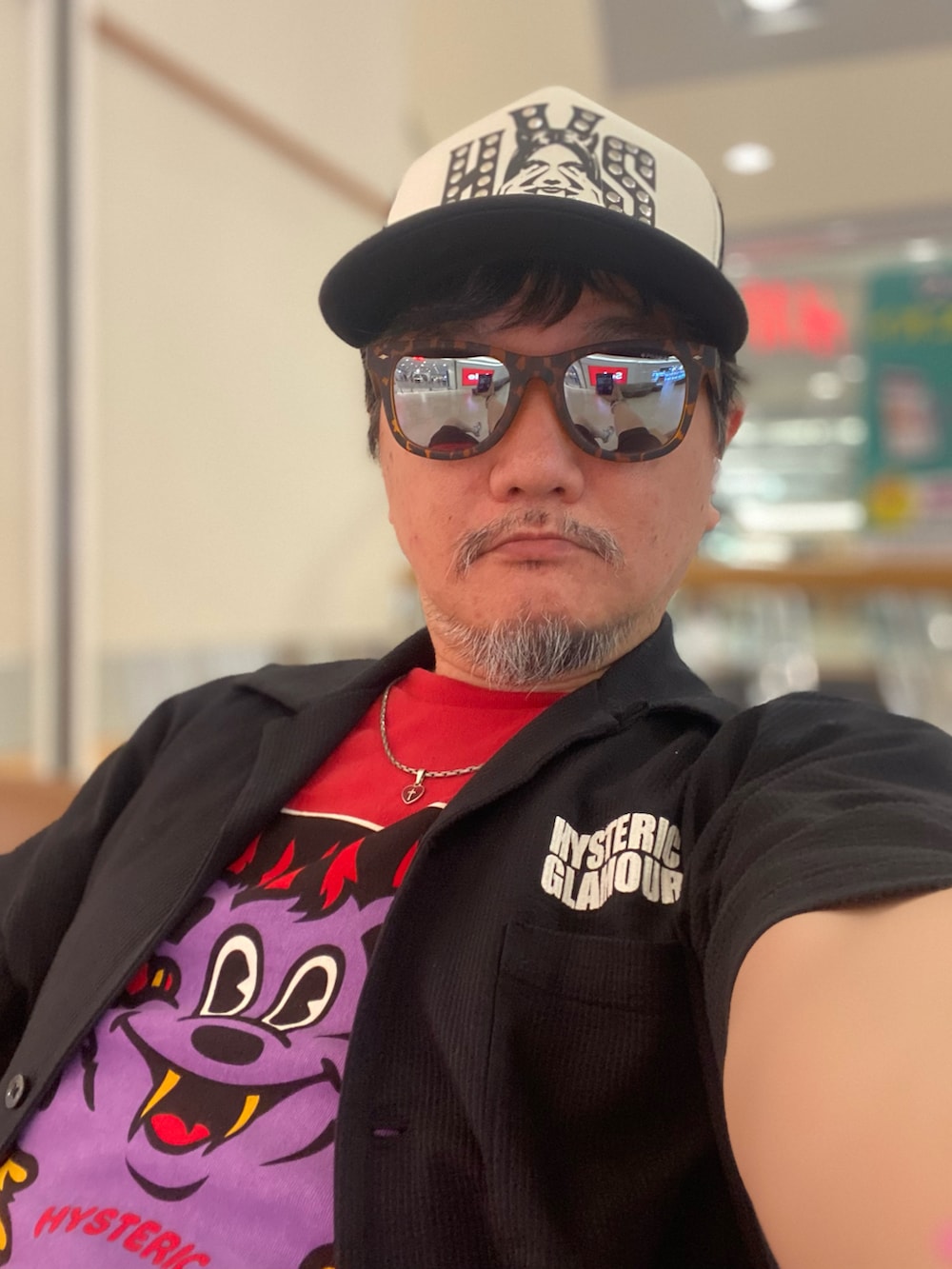 「ヒステリックグラマー、Hysteric Glamour、hysteric glamour、トリコロール、ボーダー、サンダル、フレアパンツ、プリントT、FIRE BEAR、休日スタイル、夏服、デニム、夏だ!Tシャツ着よう!、夏コーデ、キャップ」|「HYSTERIC GLAMOURのON FIRE Tシャツ(Tシャツ/カットソー、レッド系)」を使った、majxjamさん(メンズ・172cm)の夏コーディネートの2枚目の写真