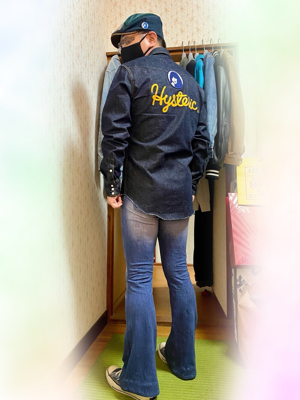 「ヒステリックグラマー、hysteric glamour、Hysteric Glamour、ロック、ロックコーデ、古着MIX、古着、フレアパンツ、コンバース、スニーカー、デニムシャツ、キャスケット、デニムコーデ」｜「VINTAGEのハンチングハット（ハンチング/ベレー帽、ブルー系）」を使った、majxjamさん（メンズ・172cm）の春コーディネートの2枚目の写真