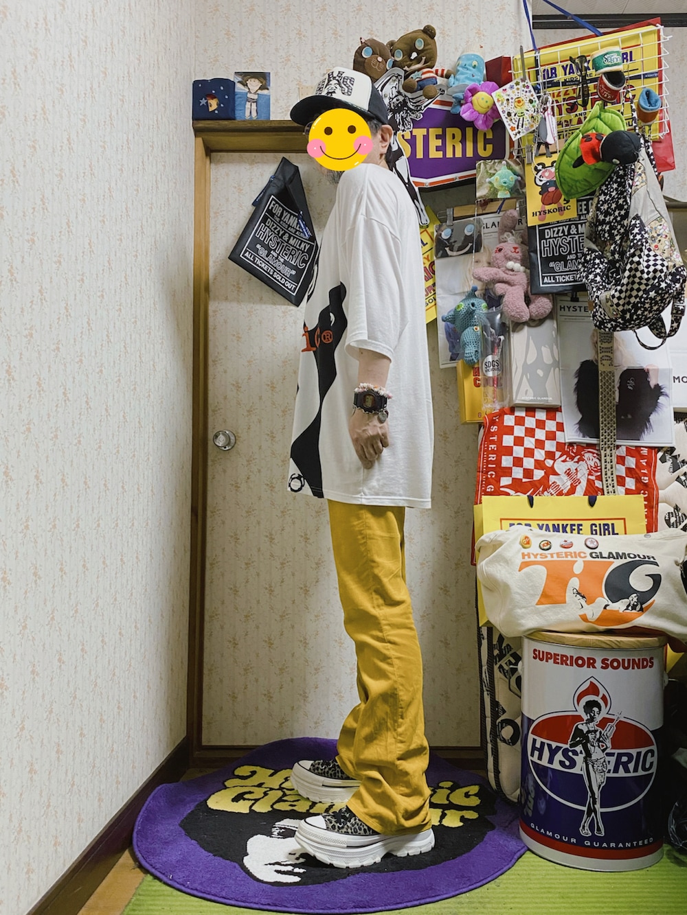 「ヒステリックグラマー、Hysteric Glamour、hysteric glamour、ギターガール、オーバーサイズ、ワンピース、夏コーデ、休日スタイル、ゆるコーデ、きれいめカジュアル、厚底シューズ、フレアパンツ、キャップ、シンプルスタイル、ビッグシルエット」｜「HYSTERIC GLAMOURのGUITAR GIRL ワンピース（ワンピース、ホワイト系）」を使った、majxjamさん（メンズ・172cm）の夏コーディネートの2枚目の写真