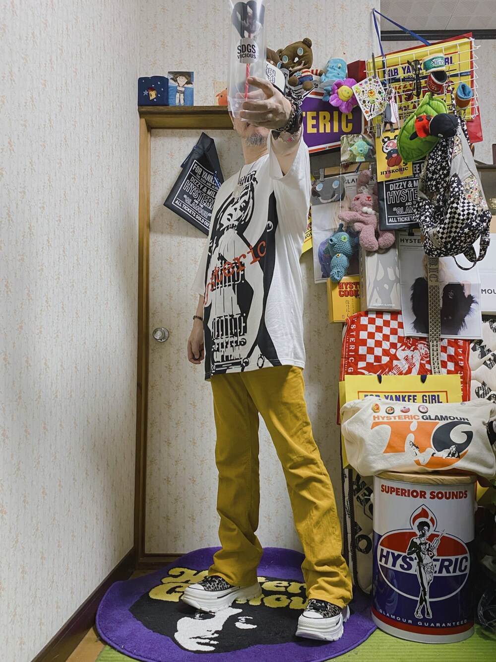 「ヒステリックグラマー、Hysteric Glamour、hysteric glamour、ギターガール、オーバーサイズ、ワンピース、夏コーデ、休日スタイル、ゆるコーデ、きれいめカジュアル、厚底シューズ、フレアパンツ、キャップ、シンプルスタイル、ビッグシルエット」｜「HYSTERIC GLAMOURのGUITAR GIRL ワンピース（ワンピース、ホワイト系）」を使った、majxjamさん（メンズ・172cm）の夏コーディネートの4枚目の写真