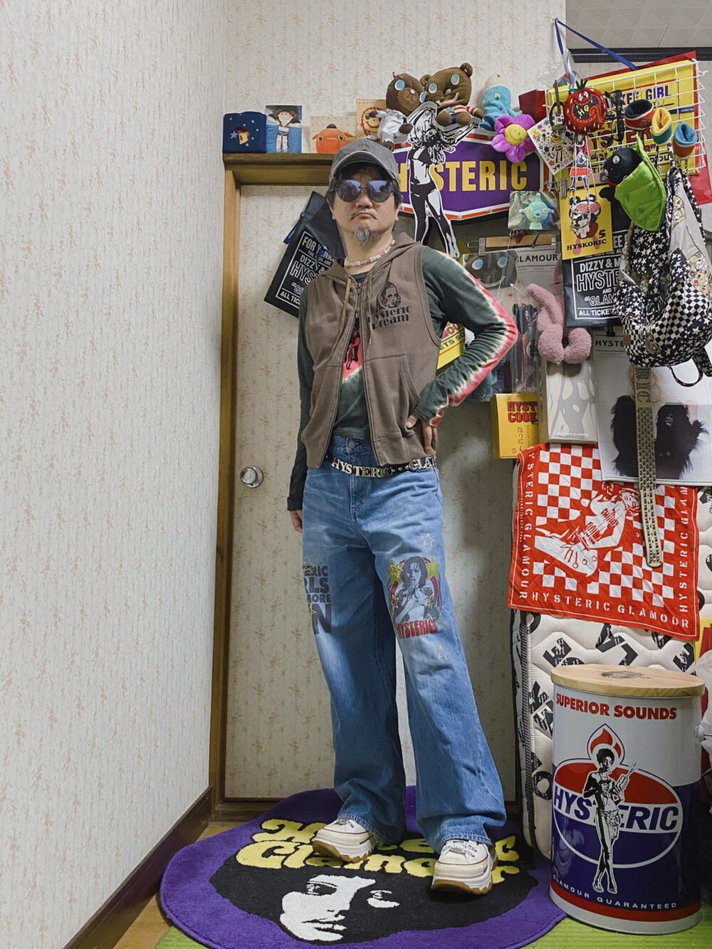 ブラウン系のベスト、ブルー系のデニムパンツ、グレー系のTシャツ/カットソーを着用したメンズの秋コーディネートの2枚目の写真