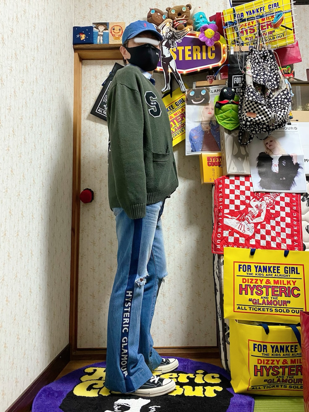 ブルー系のシャツ/ブラウス、グリーン系のカーディガン/ボレロ、ブルー系のデニムパンツを着用したメンズの秋コーディネートの2枚目の写真