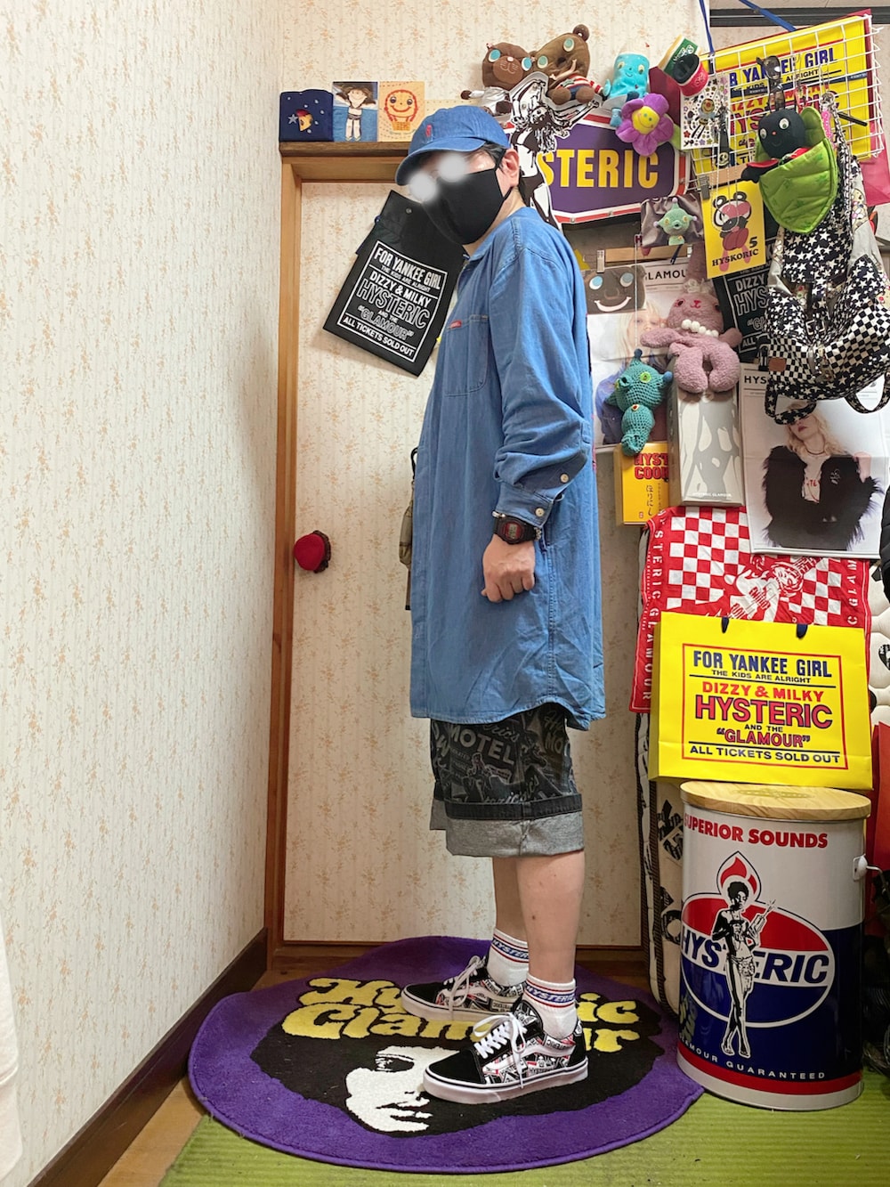 「ヒステリックグラマー、Hysteric Glamour、hysteric glamour、シャツ好き集まれ、デニム、ラフコーデ、レイヤードスタイル、ビッグシルエット、ロング丈、ハーフパンツ、シャツスタイル、オールドスクール、休日スタイル、おでかけコーデ、デニムシャツ」|「HYSTERIC GLAMOURのSEE NO EVIL刺繍 オーバーサイズデニムシャツ(シャツ/ブラウス、ブルー系)」を使った、majxjamさん(メンズ・172cm)の夏コーディネートの2枚目の写真