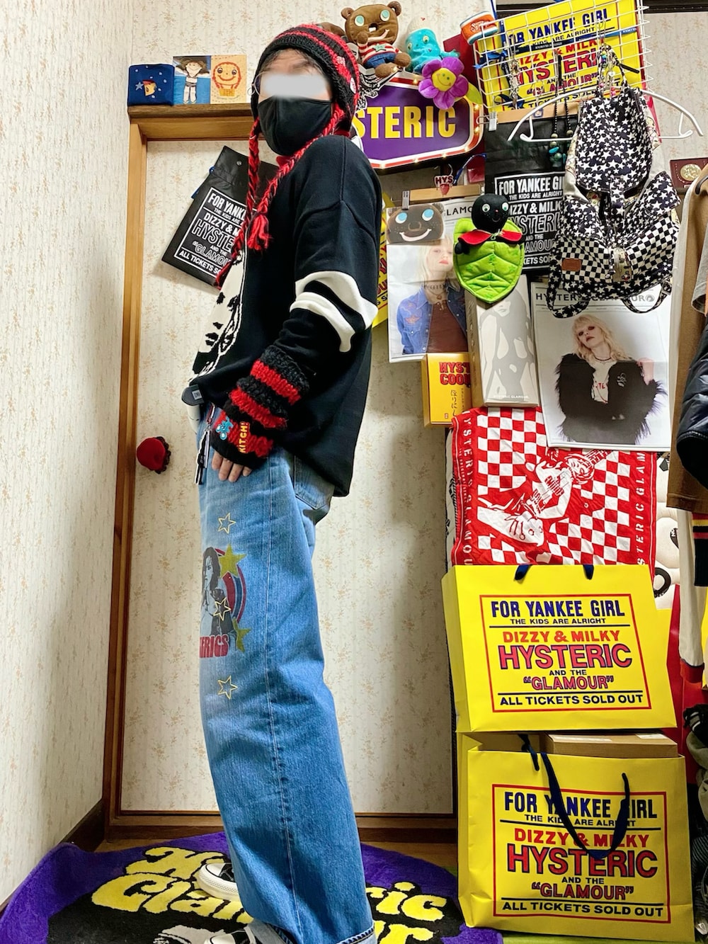 ブラック系のニット/セーター、ブルー系のデニムパンツ、ブラック系のスニーカーを着用したメンズの冬コーディネートの2枚目の写真