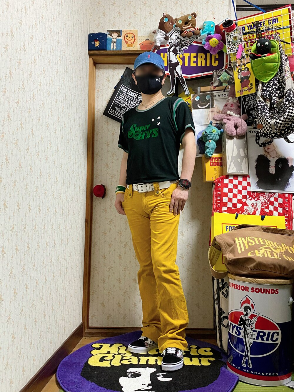 ブラック系のTシャツ/カットソー、イエロー系のその他パンツ、ブラック系のスニーカーを着用したメンズの春コーディネートの5枚目の写真