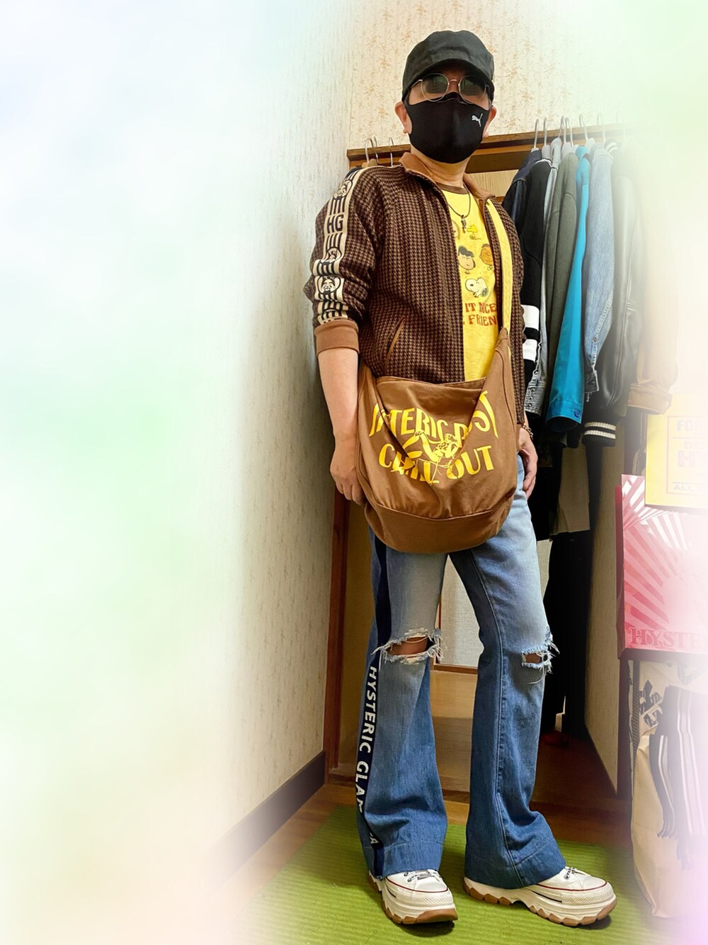 ブラウン系のその他アウター、ブラウン系のショルダーバッグ、ブルー系のデニムパンツを着用したメンズの春コーディネートの3枚目の写真