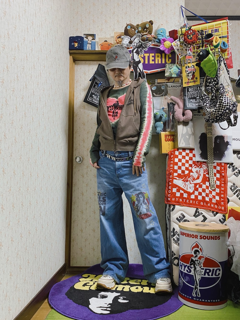 ブラウン系のベスト、ブルー系のデニムパンツ、グレー系のTシャツ/カットソーを着用したメンズの秋コーディネートの4枚目の写真