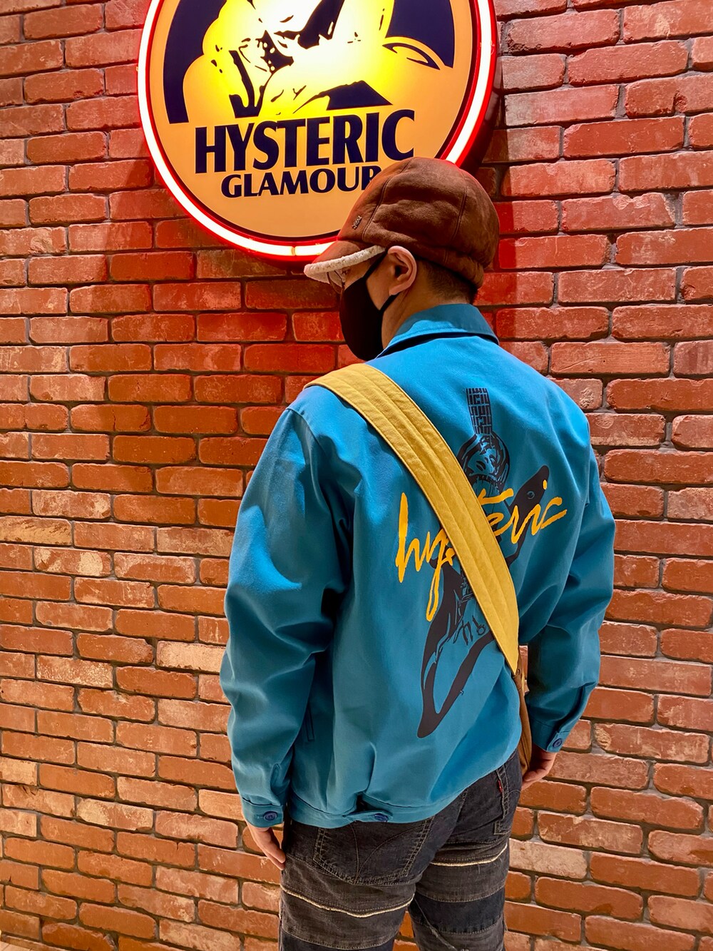 「ヒステリックグラマー、Hysteric Glamour、hysteric glamour、ジャケット、フレアパンツ、サンダル、スニーカー、メッセンジャーバッグ、ギターガール、アイゼンハワージャケット、7分袖、キャップ、Dickies」|「HYSTERIC GLAMOURのスクラッチフレアデニムパンツ(デニムパンツ、ブルー系)」を使った、majxjamさん(メンズ・172cm)の春コーディネートの3枚目の写真