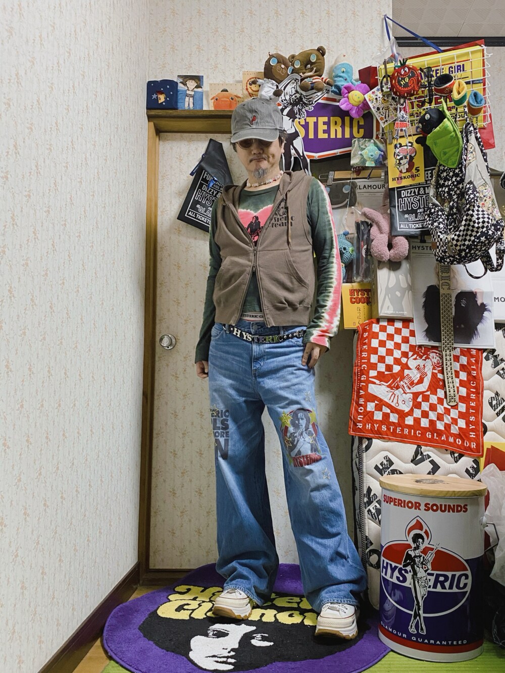 ブラウン系のベスト、ブルー系のデニムパンツ、グレー系のTシャツ/カットソーを着用したメンズの秋コーディネートの3枚目の写真