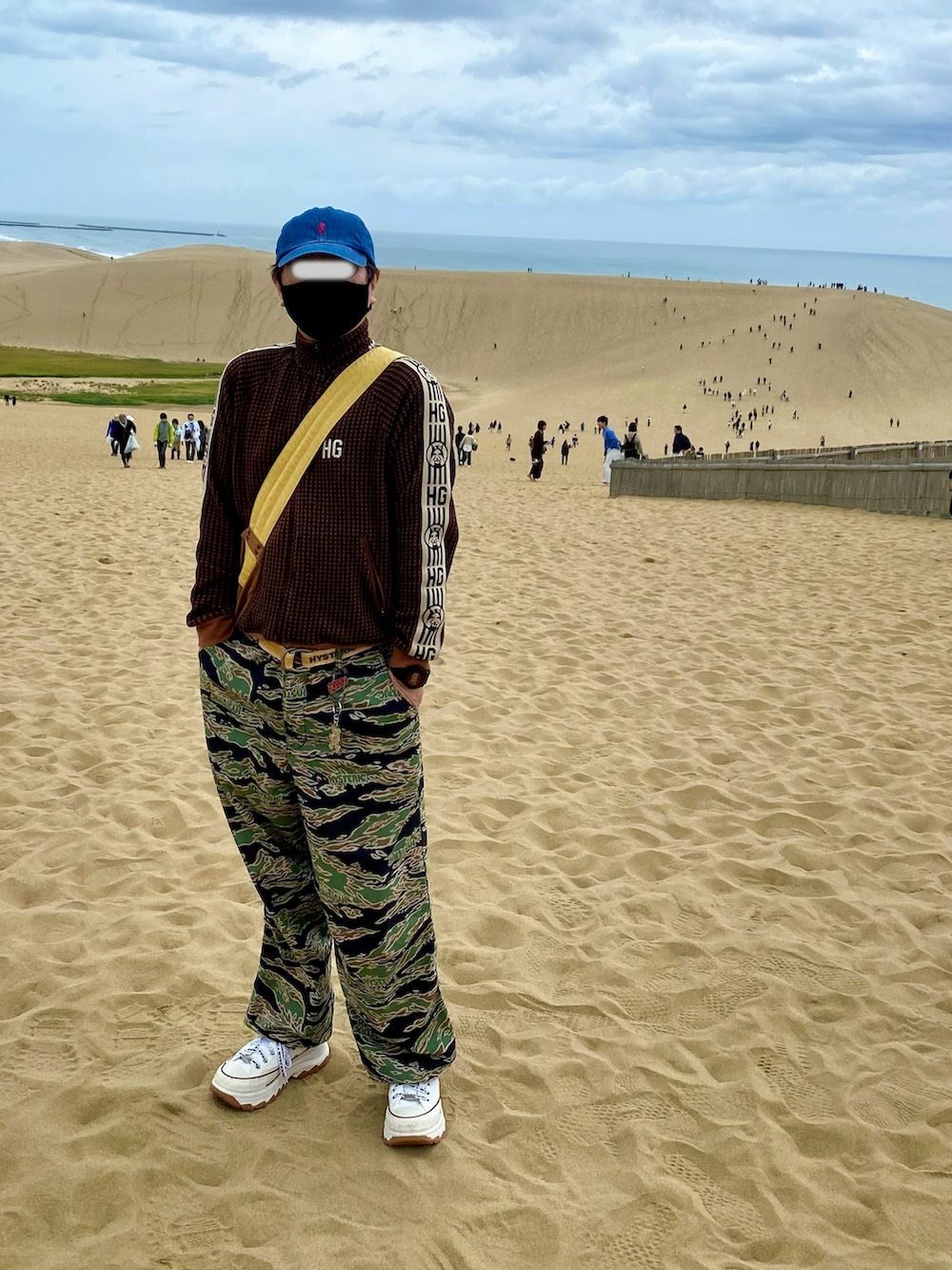 ブラウン系のその他アウター、ブラウン系のショルダーバッグ、その他のその他パンツを着用したメンズの秋コーディネートの2枚目の写真