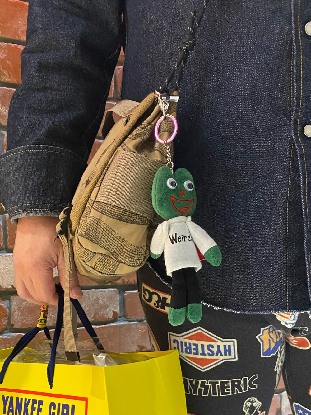 ブルー系のシャツ/ブラウス、その他のその他パンツ、レッド系のスニーカーを着用したメンズの秋コーディネートの4枚目の写真