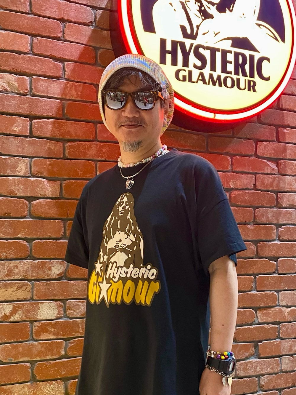「ヒステリックグラマー、Hysteric Glamour、hysteric glamour、ビッグシルエット、シンプルコーデ、ビーニー、レオパード、厚底シューズ、Tシャツ、夏コーデ、休日スタイル、フレアパンツ、ラクチンコーデ、ストリート、y2k」|「HYSTERIC GLAMOURのBAD ASS MAMA オーバーサイズTシャツ(Tシャツ/カットソー、ブラック系)」を使った、majxjamさん(メンズ・172cm)の夏コーディネートの3枚目の写真