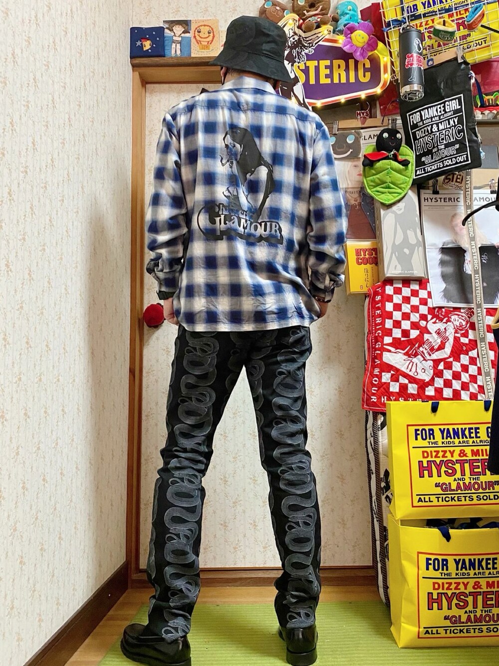 ブルー系のシャツ/ブラウス、ブラック系のTシャツ/カットソー、ブラック系のデニムパンツを着用したメンズの秋コーディネートの3枚目の写真