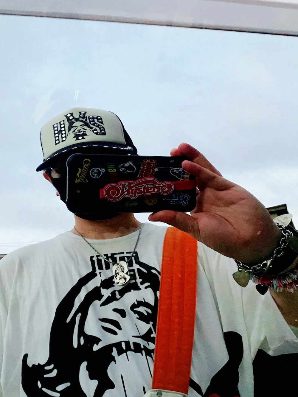 「ヒステリックグラマー、Hysteric Glamour、hysteric glamour、ギターガール、オーバーサイズ、ワンピース、夏コーデ、休日スタイル、ゆるコーデ、きれいめカジュアル、厚底シューズ、フレアパンツ、キャップ、シンプルスタイル、ビッグシルエット」｜「HYSTERIC GLAMOURのGUITAR GIRL ワンピース（ワンピース、ホワイト系）」を使った、majxjamさん（メンズ・172cm）の夏コーディネートの5枚目の写真