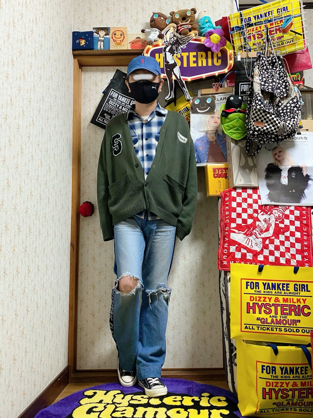 ブルー系のシャツ/ブラウス、グリーン系のカーディガン/ボレロ、ブルー系のデニムパンツを着用したメンズの秋コーディネートの5枚目の写真