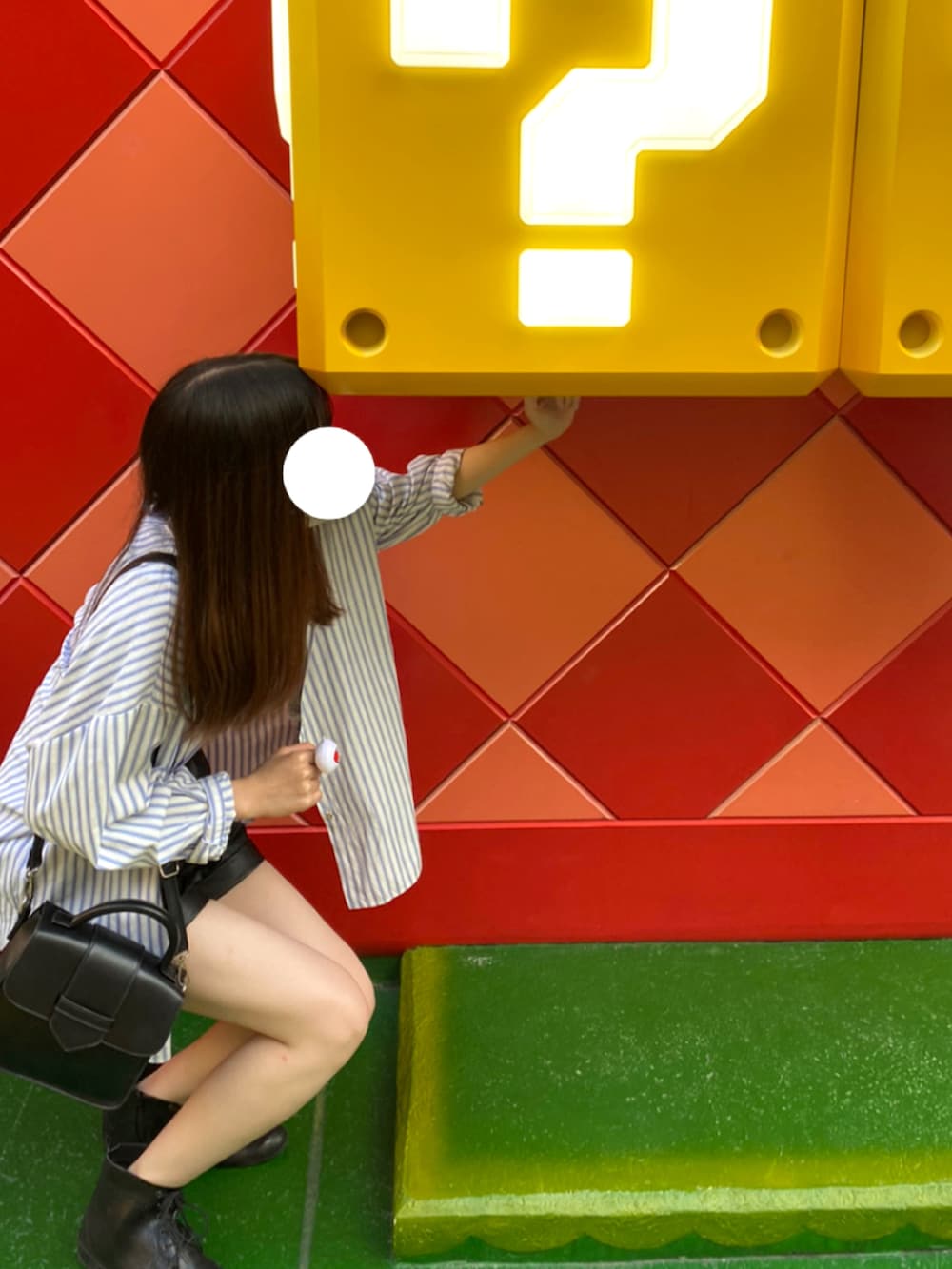 ブラック系のその他パンツ、ブルー系のシャツ/ブラウス、ブラック系のブーツを着用したレディースの春コーディネートの2枚目の写真