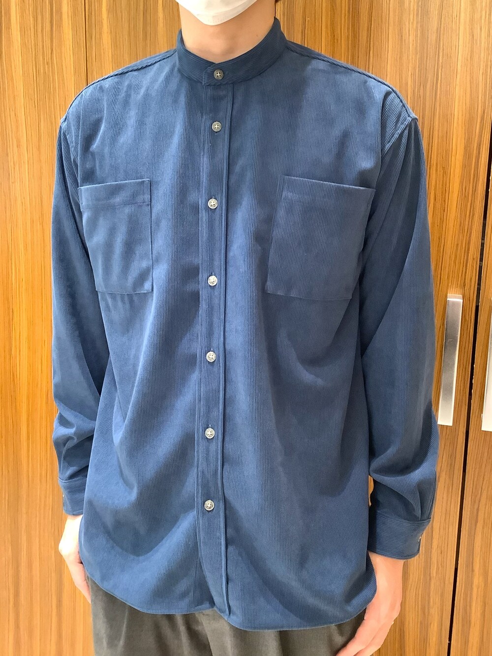 ブルー系のシャツ/ブラウスを着用したメンズの冬コーディネートの2枚目の写真