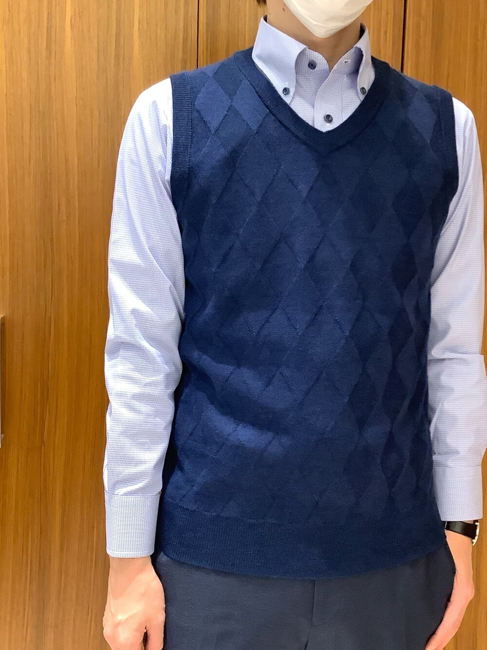 ブルー系のベスト、ブルー系のビジネスシャツを着用したメンズの冬コーディネートの2枚目の写真