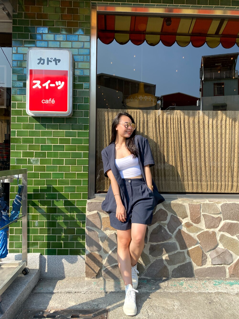 ブルー系のフォーマルスーツ/小物、ホワイト系のシューズを着用したレディースの夏コーディネートの3枚目の写真