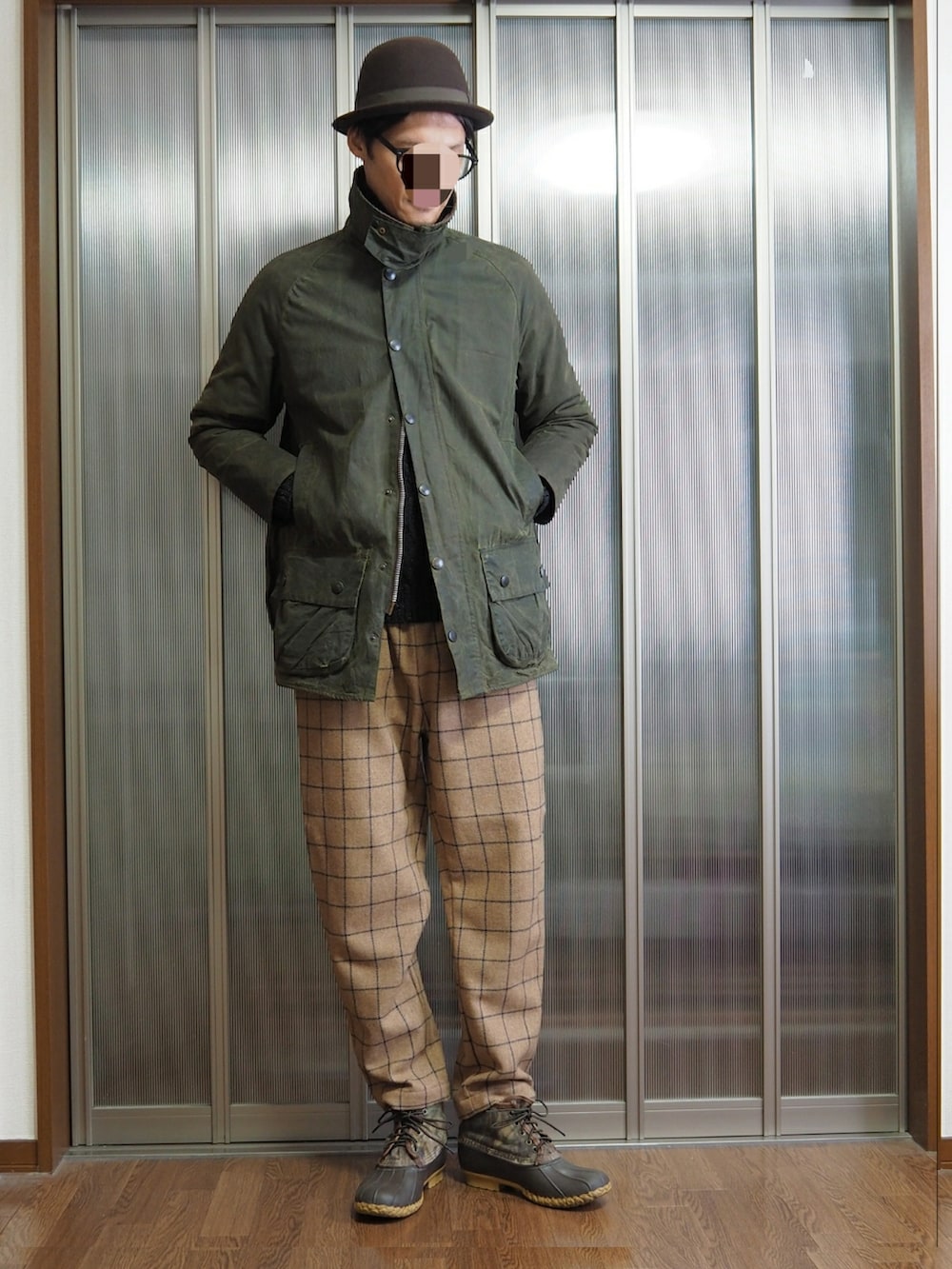 グリーン系のジャケット/アウター、ベージュ系のその他パンツ、その他のブーツを着用したメンズの冬コーディネートの2枚目の写真