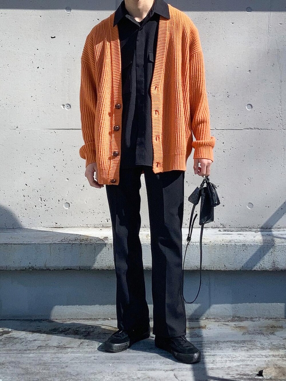 ブラック系のスニーカー、ブラック系のショルダーバッグ、ブラック系のシャツ/ブラウスを着用したメンズの冬コーディネートの5枚目の写真