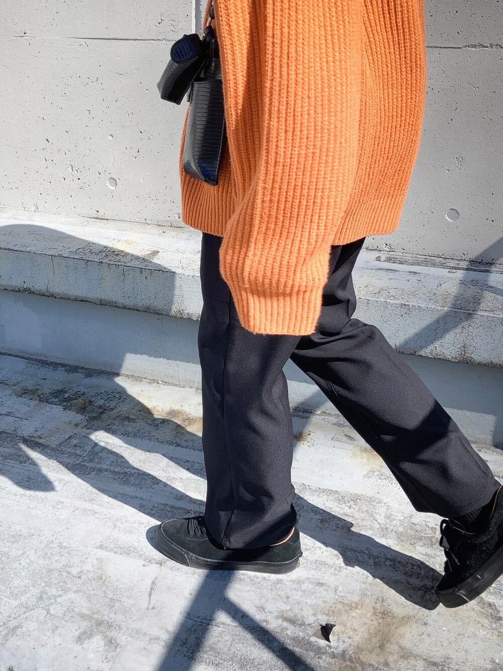 ブラック系のスニーカー、ブラック系のショルダーバッグ、ブラック系のシャツ/ブラウスを着用したメンズの冬コーディネートの4枚目の写真