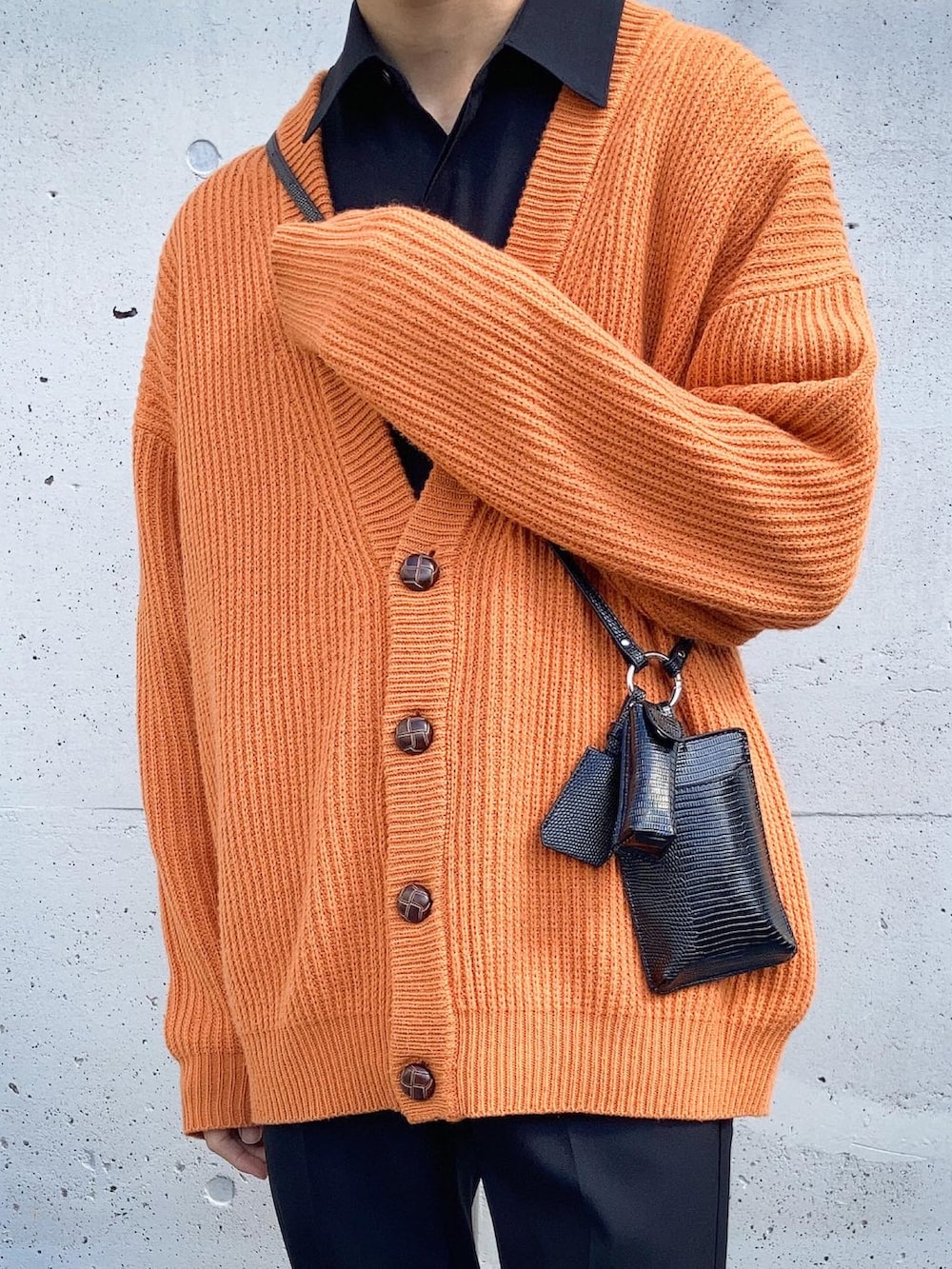 ブラック系のスニーカー、ブラック系のショルダーバッグ、ブラック系のシャツ/ブラウスを着用したメンズの冬コーディネートの2枚目の写真