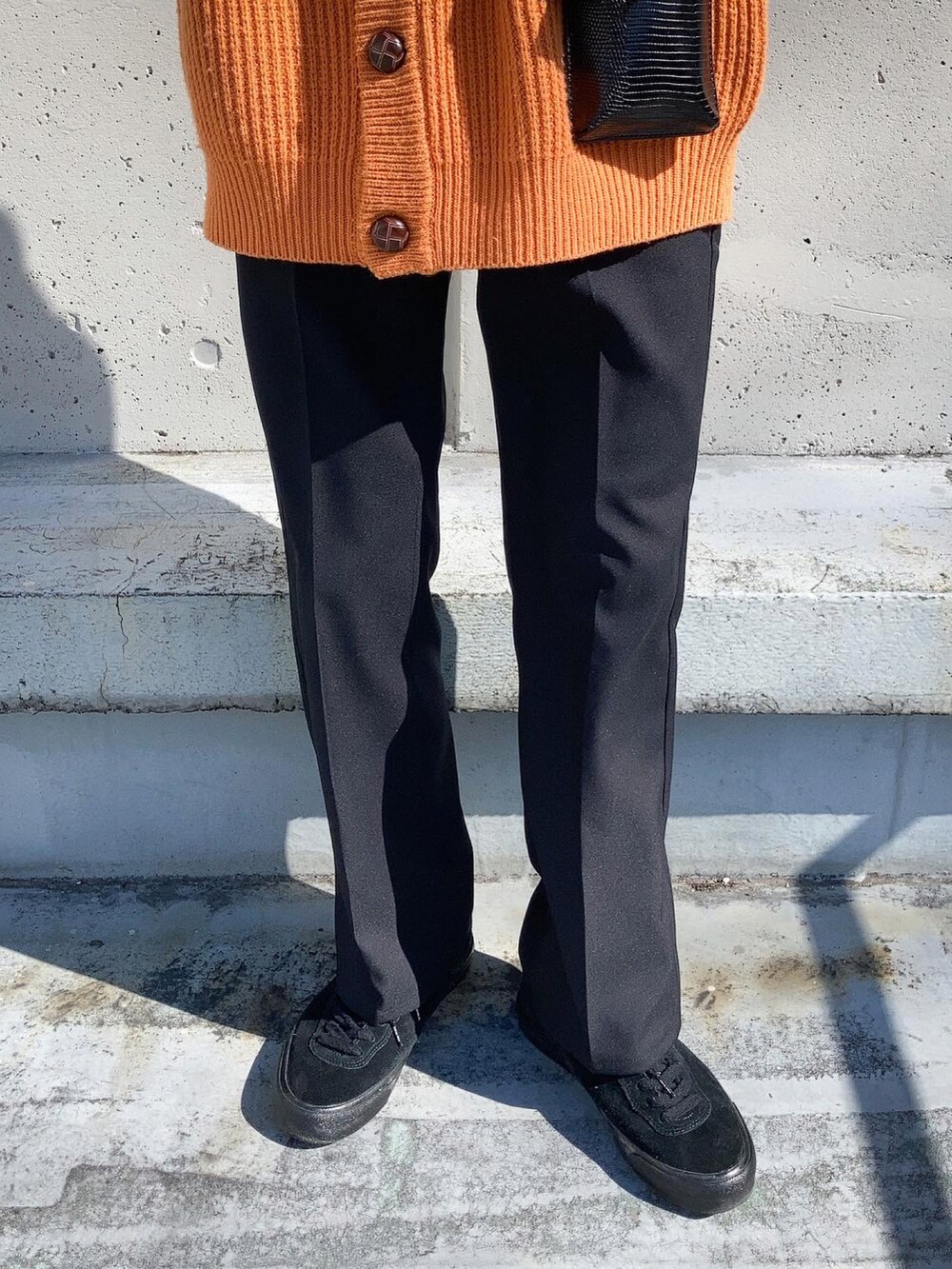 ブラック系のスニーカー、ブラック系のショルダーバッグ、ブラック系のシャツ/ブラウスを着用したメンズの冬コーディネートの3枚目の写真