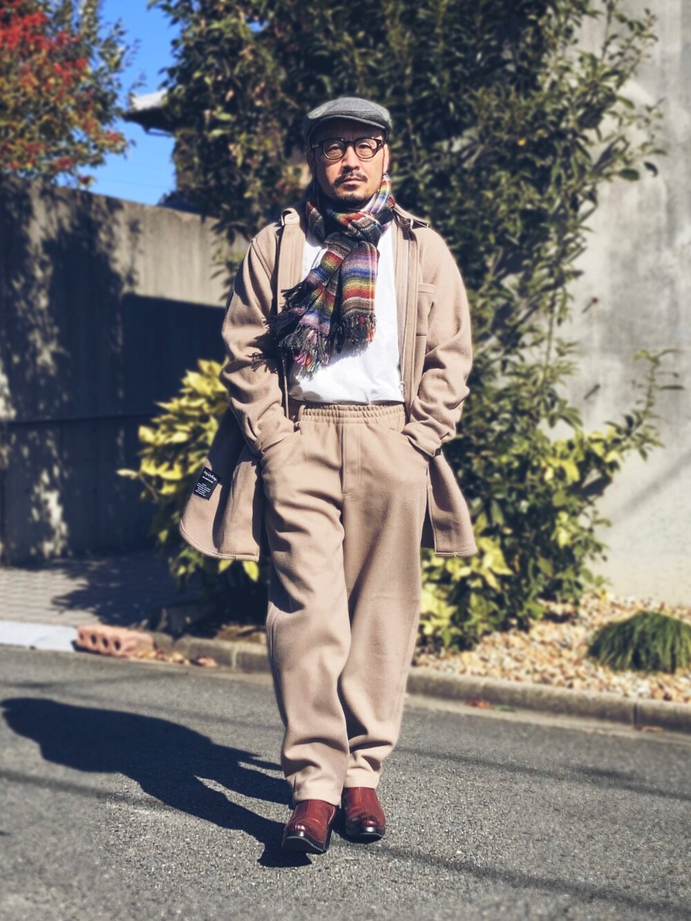 ベージュ系のシャツ/ブラウス、ベージュ系のスウェットパンツ、レッド系のブーツを着用したメンズの冬コーディネートの5枚目の写真