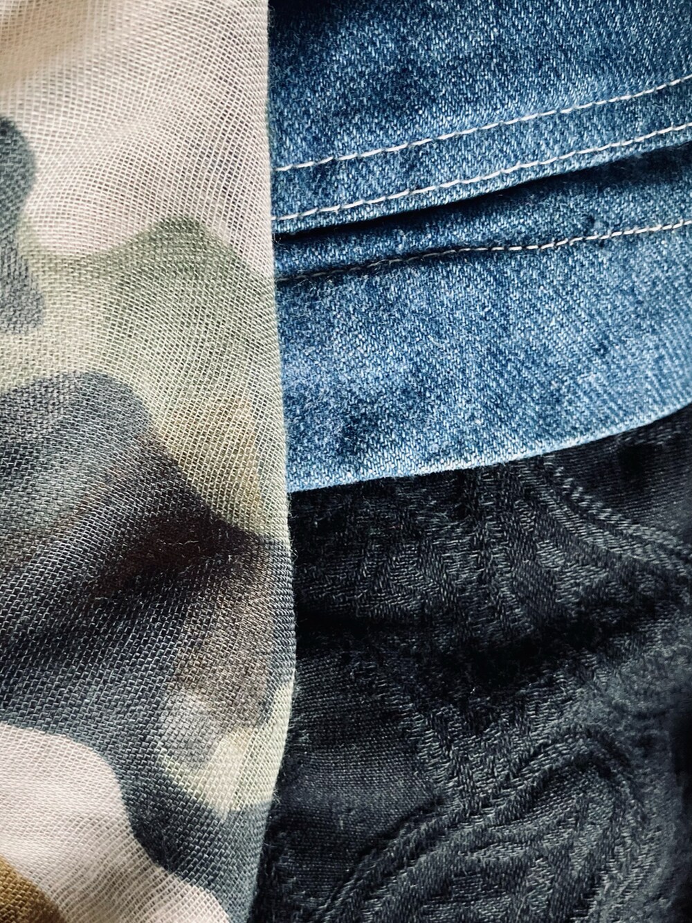 ブラック系のニット/セーター、ブルー系のデニムジャケット、ブラック系のその他パンツを着用したメンズの冬コーディネートの3枚目の写真