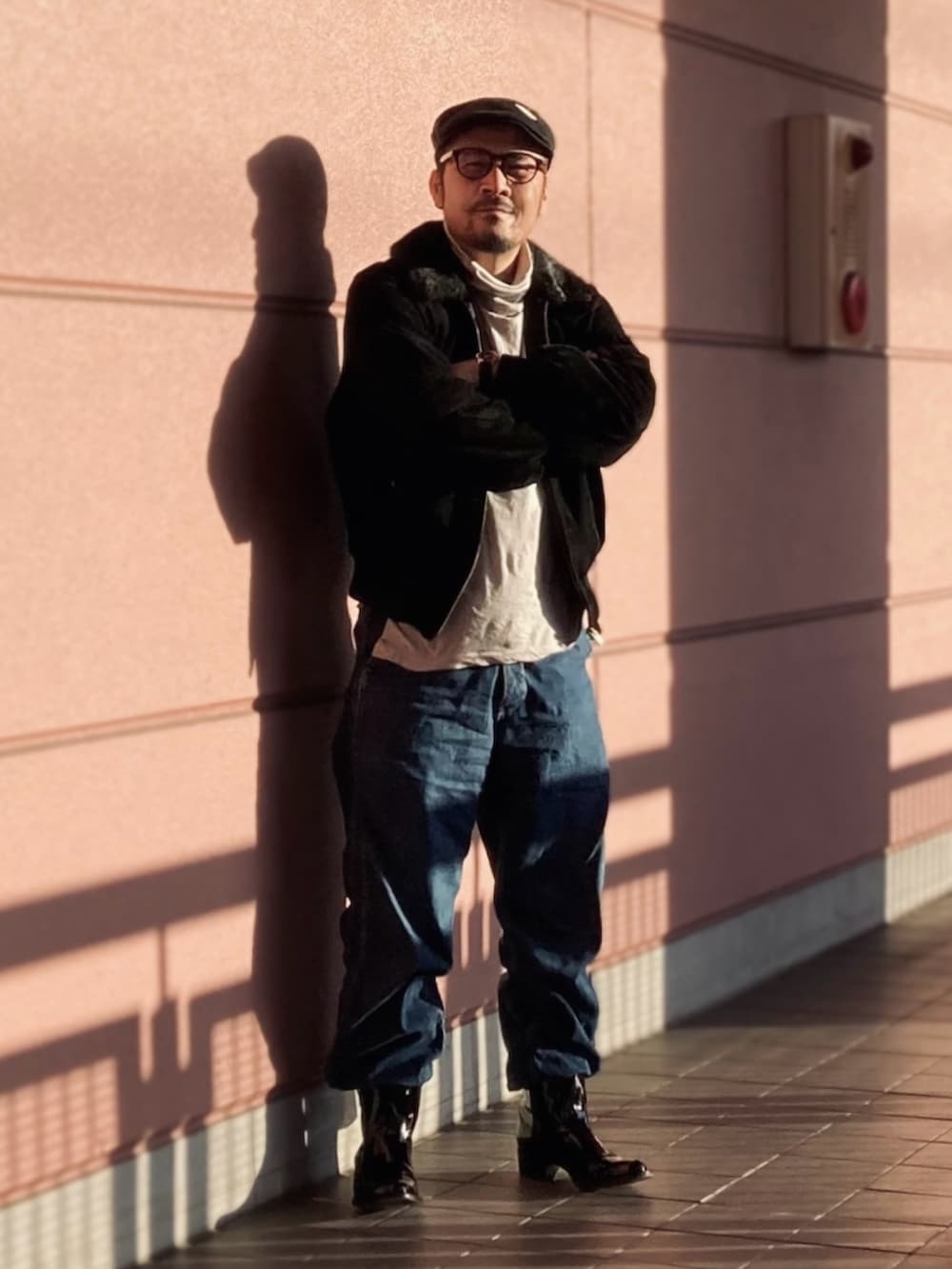 グレー系のTシャツ/カットソー、ブラック系のブルゾン、ブルー系のデニムパンツを着用したメンズの春コーディネートの2枚目の写真