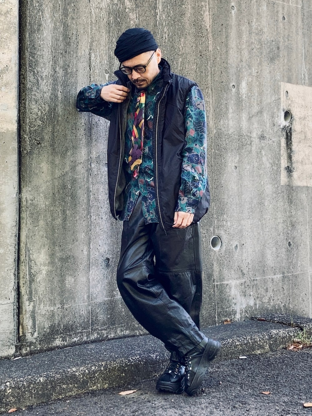 ブラック系のベスト、グリーン系のシャツ/ブラウス、ブラック系のその他パンツを着用したメンズの春コーディネートの2枚目の写真