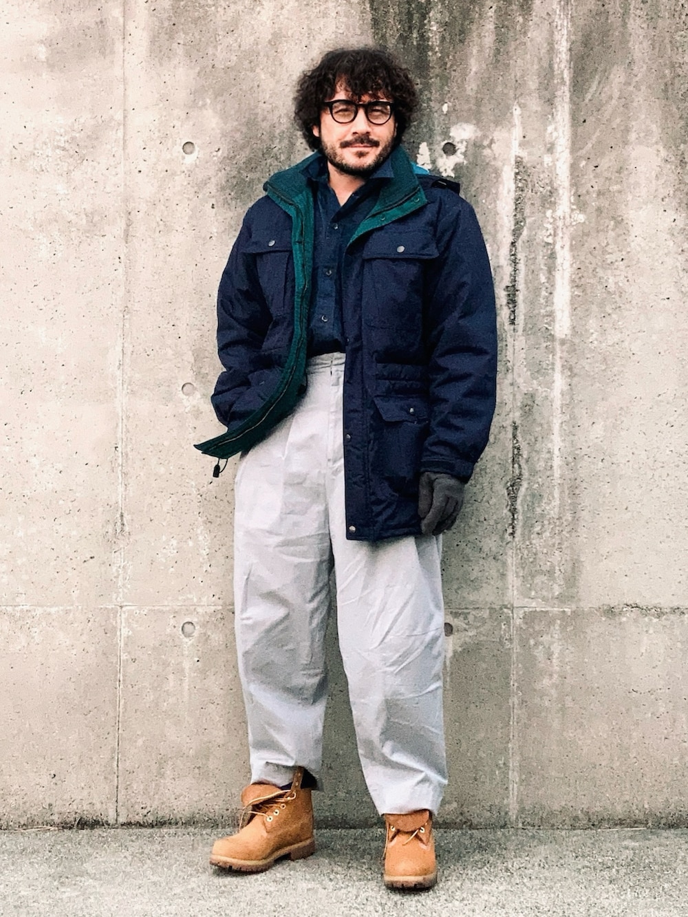 グレー系のパンツ、ブルー系のその他アウター、ブラウン系のブーツを着用したメンズの秋コーディネートの2枚目の写真