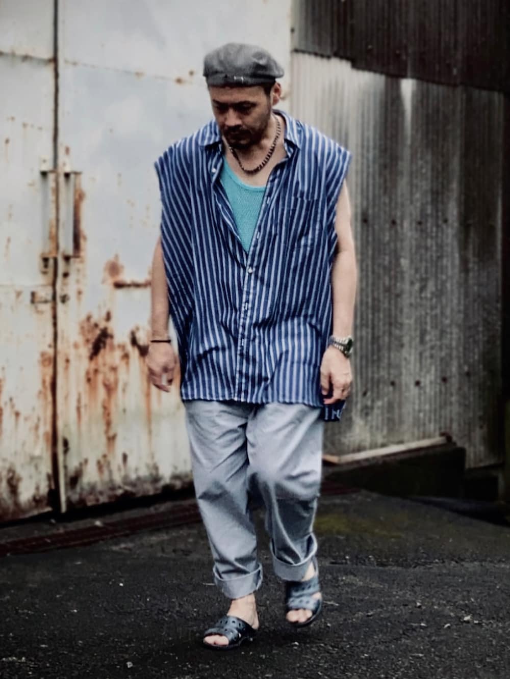 ブルー系のタンクトップ、ブルー系のシャツ/ブラウス、グレー系のパンツを着用したメンズの夏コーディネートの4枚目の写真