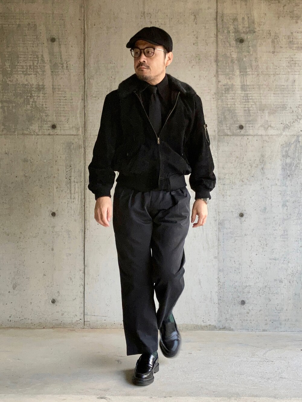 ブラック系のシャツ/ブラウス、ブラック系のブルゾン、ブラック系のパンツを着用したメンズの秋コーディネートの2枚目の写真